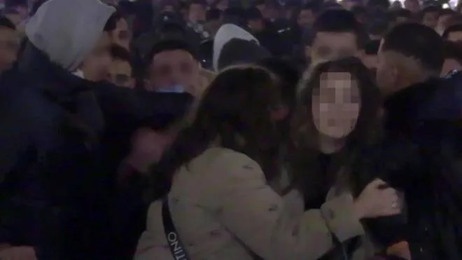 Nel frame. due delle. ragazze molestate in piazza Duomo la notte di Capodanno
