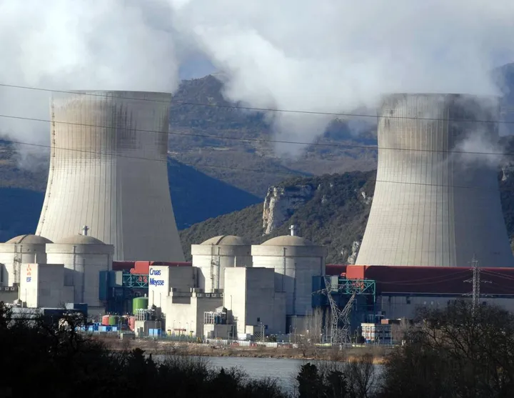 I fumi che escono dalle torri di refrigerazione di una centrale nucleare in Francia