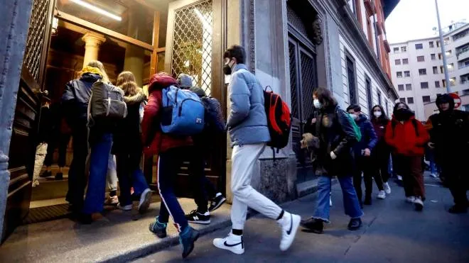 L'ingresso degli studenti il primo giorno dopo il ritorno dalle vacanze natalizie al Liceo Ginnasio Statale Alessandro Manzoni a Milano, 7 gennaio 2022.ANSA/MOURAD BALTI TOUATI