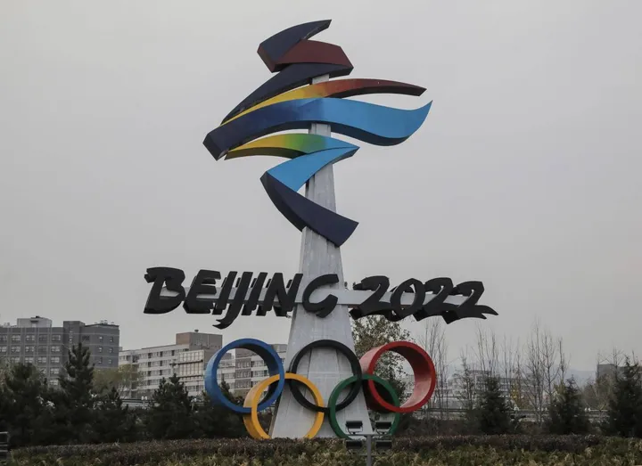 Il gigantesco logo dei Giochi invernali alle porte di Pechino: il via il 4 febbraio