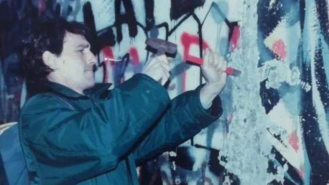 Un post tratto dal profilo Twitter di  Roberto Zichitella: Nel 1989, quando cadde il muro di Berlino, #DavidSassoli era a Berlino insieme a migliaia di altri giovani provenienti da tutta Europa. Una foto lo ricorda in quei giorni indimenticabili  +++ATTENZIONE LA FOTO NON PUO' ESSERE PUBBLICATA O RIPRODOTTA SENZA L'AUTORIZZAZIONE DELLA FONTE DI ORIGINE CUI SI RINVIA+++