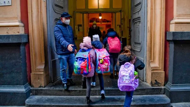L'entrata nella scuola elementare De Amici' a Napoli riaperta dopo decisione del Tar 