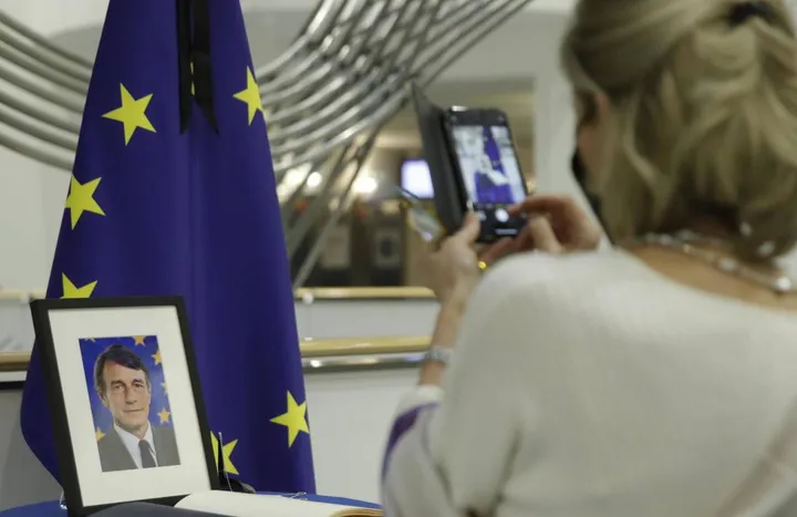 Il Parlamento europeo ha ricordato Sassoli anche con una foto incorniciata