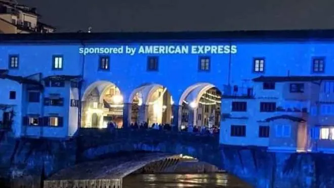 Ponte Vecchio a Firenze illuminato con la. sponsorizzazione di un noto marchio di carte di credito
