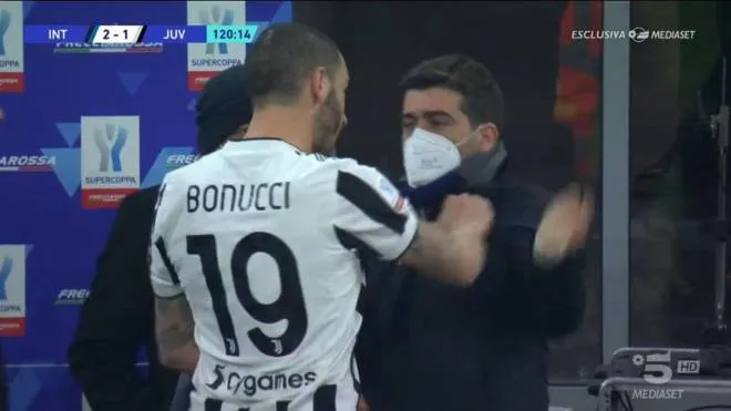 Il difensore della Juventus, Leonardo Bonucci, litiga a bordo campo con il segretario dell�Inter Cristiano Mozzillo al termine della partita di Supercoppa tra Inter e Juventus. ANSA/CANALE 5 +++ NO SALES, EDITORIAL USE ONLY +++