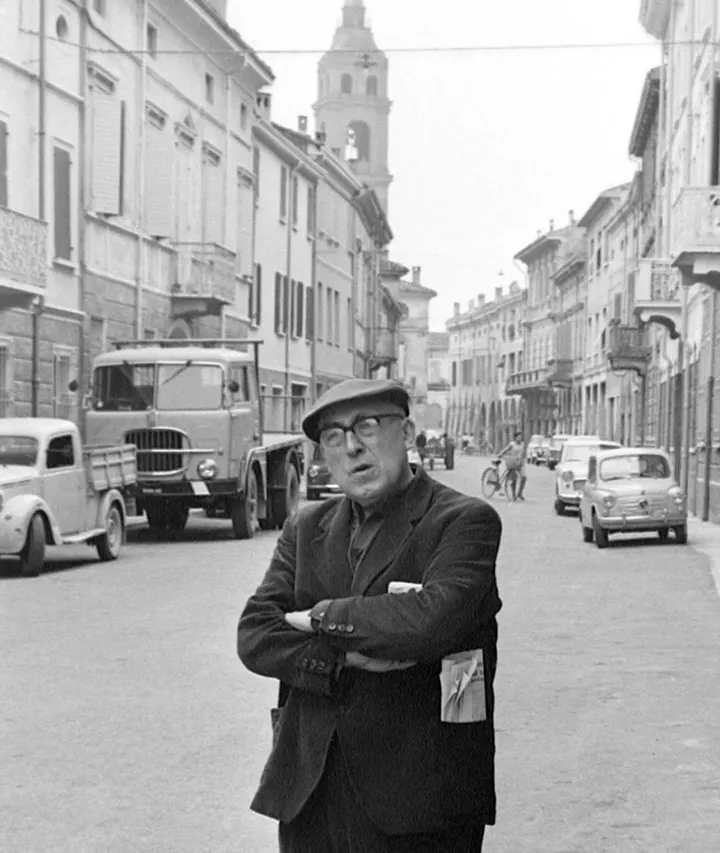 Cesare Zavattini (1902-1989) nella sua Luzzara (Reggio Emilia) foto Archivio Zavattini