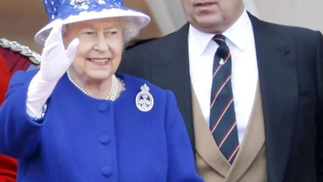Elisabetta II, 95 anni, con il principe Andrea, duca di York, 61 anni