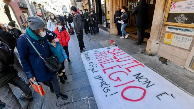 Protesta di disoccupati, centri sociali e studenti all' Ordine farmacisti di Napoli