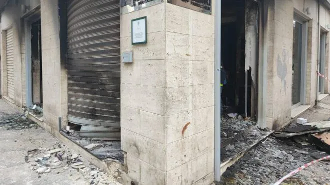 La bomba che ha distrutto uno dei due negozi colpiti a San Severo in provincia di Foggia, 11 gennaio 2022.
ANSA/Franco Cautillo