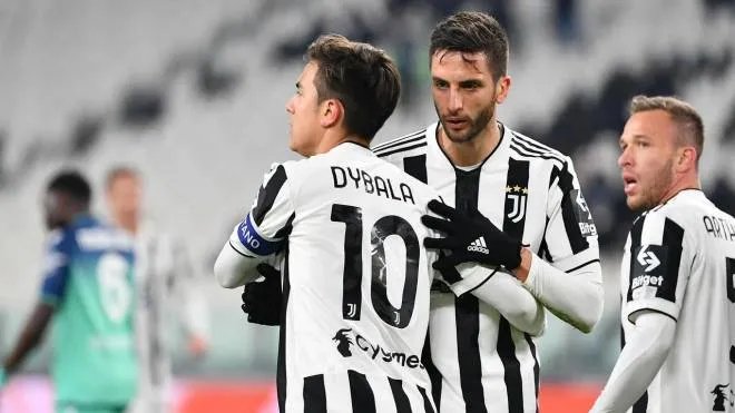 Juventus' Argentine forward Paulo Dybala celebrates with Juventus' Uruguayan midfielder Rodrigo Bentancur (C) and Juventus' Brazilian midfielder Arthur (R) after opening the scoring during the Italian Serie A football match between Juventus and Udinese on January 15, 2022 at the Juventus stadium in Turin. (Photo by Isabella BONOTTO / AFP)
