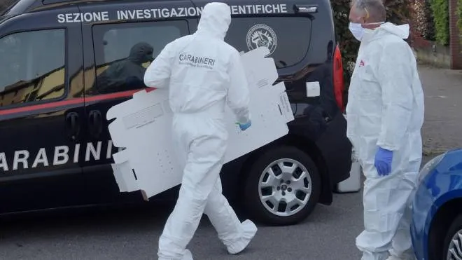I carabinieri del Reparto scientifico hanno eseguito i rilievi nell’ascensore della casa dov’è avvenuto lo stupro