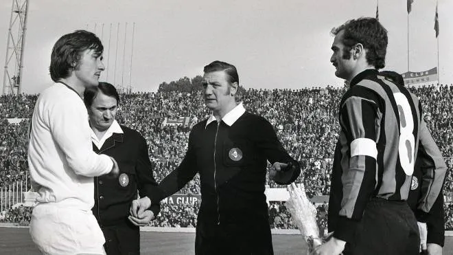 Alberto Michelotti tra Cordova e Sandro Mazzola in un Roma-Inter del 1972
