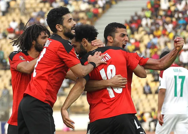 Mohamed Salah, 29 anni, autore di un gol e un assist,. abbracciato dai compagni