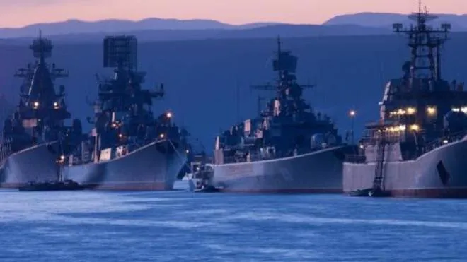 La flotta russa di Vladimir Putin durante un’esercitazione nel Mar Mediterraneo