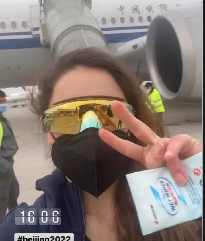 Sofia Goggia, 29 anni, prima di salire sull’aereo che l’ha portata in Cina