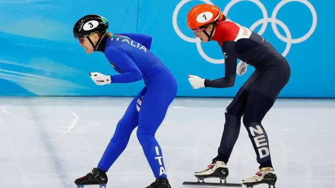 epa09735633 Arianna Fontana (L) of Italy crosses the finish line ahead of second placed Suzanne Schulting (R) of the Netherlands to win the women's 500m final of the Short Track Speed Skating events at the Beijing 2022 Olympic Games in Beijing, China, 07 February 2022.  EPA/HOW HWEE YOUNG