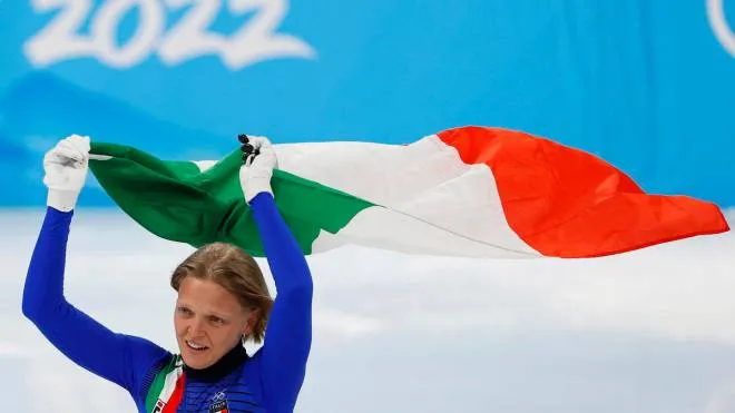 epa09735628 Arianna Fontana of Italy celebrates after winning the women's 500m final of the Short Track Speed Skating events at the Beijing 2022 Olympic Games in Beijing, China, 07 February 2022.  EPA/HOW HWEE YOUNG