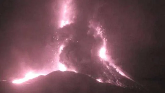 Un'eruzione di intensa energia � in corso sull'Etna. L'attivit� del cratere di Sud-Est � passata da stromboliana a fontana di lava con l'emissione di una nube di cenere lavica alta circa 10 chilometri che si disperde nel settore occidentale del vulcano. Il flusso lavico prodotto continua ad essere ben alimentato.
ANSA/OSSERVATORIO ETNEO
+++ ANSA PROVIDES ACCESS TO THIS HANDOUT PHOTO TO BE USED SOLELY TO ILLUSTRATE NEWS REPORTING OR COMMENTARY ON THE FACTS OR EVENTS DEPICTED IN THIS IMAGE; NO ARCHIVING; NO LICENSING +++