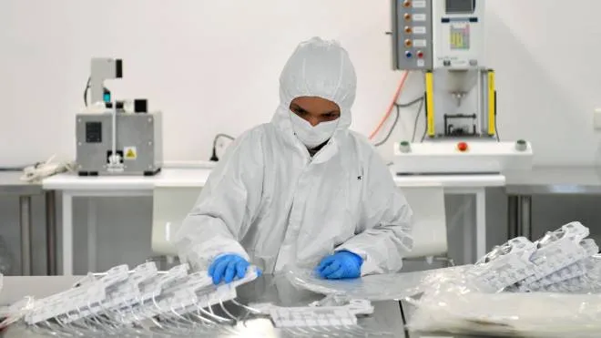epaselect epa09722477 A lab technician manufactures sterile medical device consumables in a clean room at Planet Innovation at Box Hill in Melbourne, Australia, 02 February 2022.  EPA/JOEL CARRETT AUSTRALIA AND NEW ZEALAND OUT