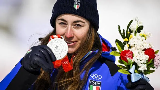 epa09757670 Silver medalist Sofia Goggia of Italy celebrates during the victory ceremony of the women's downhill race at the Beijing 2022 Olympic Games at the Yanqing National Alpine Ski Centre Skiing, Beijing municipality, China, 15 February 2022.  EPA/JEAN-CHRISTOPHE BOTT