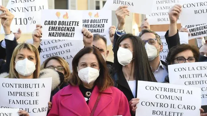 Una protesta della Lega contro il caro energia davanti a Montecitorio. Secondo
 i consumatori l’aumento delle spese in bolletta sarà di oltre mille euro a famiglia