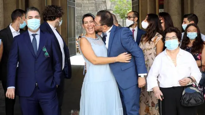 Katerina e Davide neo sposi a palazzo Reale di Milano dove da questa mattina sono ricominciate le celebrazioni nella sala degli Specchi. Milano 18 Settembre 2020.
ANSA / MATTEO BAZZI