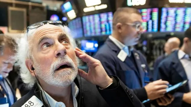 Paura a Wall Street, un trader di New York guarda incredulo i maggiori titoli crollare in seguito all’invasione russa