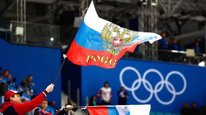 Tifosi alle Olimpiadi sventolano la bandiera russa (Ansa)