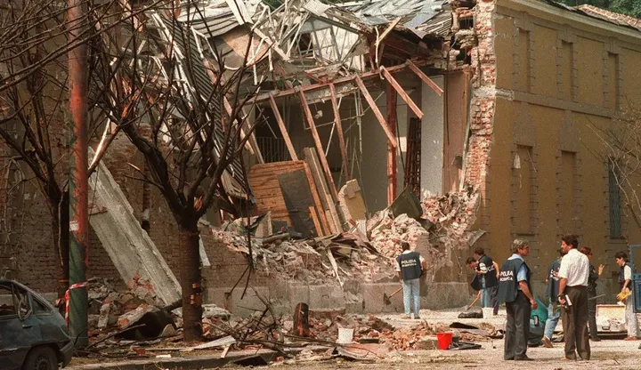 La distruzione in via Palestro a Milano. Nell’attentato del ’93 morirono tre vigili del fuoco, un poliziotto e un immigrato marocchino