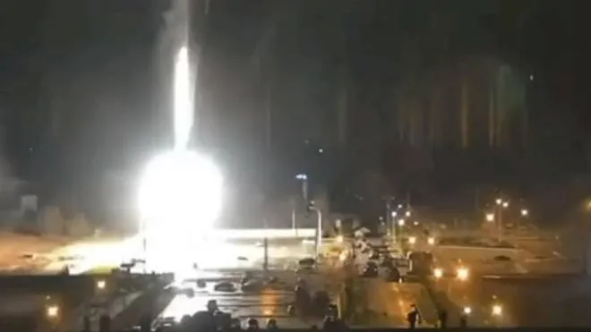 Un fermo immagine tratto da un video mostra le  fiamme dopo il bombardamento alla maggiore centrale nucleare dell'Ucraina e dell'Europa di Zaporizhzhia, 4 marzo 2022. ANSA/ ??? (centrale nucleare Zaporizhzhia) ++HO - NO SALES EDITORIAL USE ONLY++
