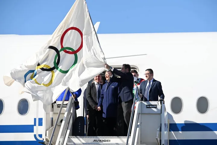 I GIOCHI INVERNALI NEL 2026 «La ricaduta sarà importante – spiega Attilio Fontana (a destra all’arrivo della bandiera olimpica da Pechino) – come ci insegna l’esperienza di Expo 2015»
