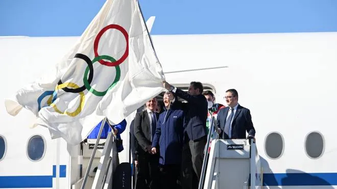 I GIOCHI INVERNALI NEL 2026 «La ricaduta sarà importante – spiega Attilio Fontana (a destra all’arrivo della bandiera olimpica da Pechino) – come ci insegna l’esperienza di Expo 2015»