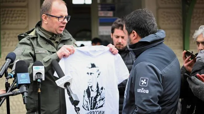 Il sindaco di Przemysl, Bakun, tenta senza successo di consegnare a Salvini, 48 anni, una maglietta con l’immagine di Putin, simile a quella che il leader della Lega aveva indossato davanti al Cremlino durante una visita a Mosca nel 2015