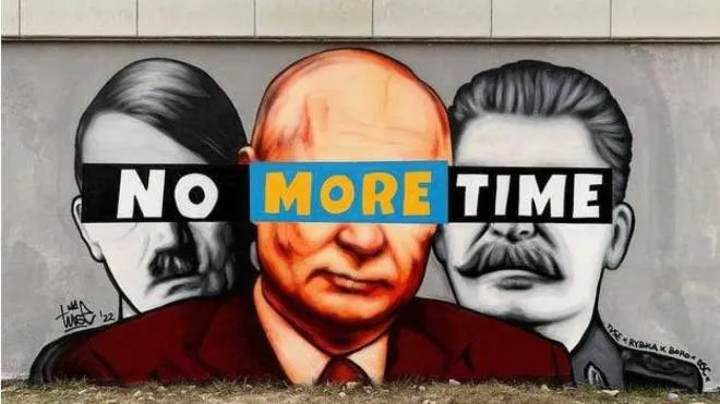 ''A Danzica � apparso un murale che condanna la guerra di Putin contro l'Ucraina, raffigurante Putin tra i dittatori Hitler e Stalin'', si legge sul profilo Telegram Forze Armate dell'Ucraina.
PROFILO TELEGRAM FORZE ARMATE DELL'UCRAINA
+++ATTENZIONE LA FOTO NON PUO' ESSERE PUBBLICATA O RIPRODOTTA SENZA L'AUTORIZZAZIONE DELLA FONTE DI ORIGINE CUI SI RINVIA+++ +++NO SALES; NO ARCHIVE; EDITORIAL USE ONLY+++