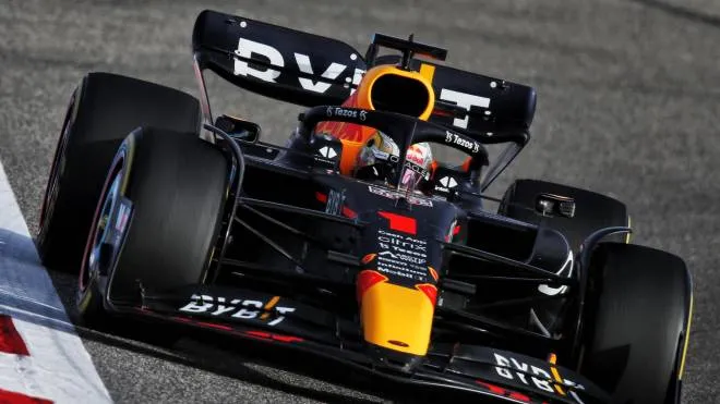 La Red Bull di Max Verstappen con il numero 1 sulla pista di Sakhir in Bahrain