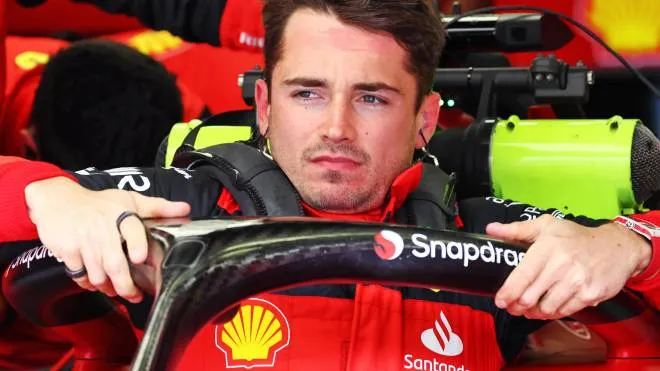 Dall’alto Charles Leclerc ieri dentro l’abitacolo della Ferrari, e Carlos Sainz jr.