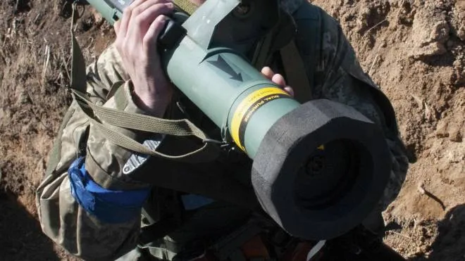 Un militare ucraino prende posizione per difendere la città di Kharkiv