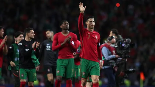 epa09847803 Portugal's Cristiano Ronaldo (R) and his teammates celebrate after the FIFA World Cup Qatar 2022 play-off qualifying soccer match between Portugal and Turkey held on Dragao stadium in Porto, Portugal, 24 March 2022.  EPA/ESTELA SILVA