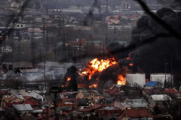 Missili russi hanno preso di mira Leopoli, la città ucraina. sul confine con l’Unione europea: nell’attacco a un deposito di carburante sono rimaste ferite cinque persone