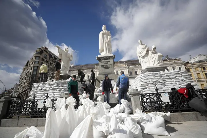Volontari cercano di proteggere con sacchi di sabbia il monumento dedicato alla principessa Olga a Kiev