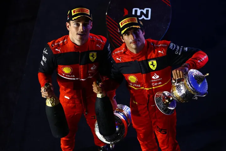 Charles Leclerc, 24 anni, festeggia con Carlos Sainz jr (27): la Ferrari dopo anni è finalmente leader del Mondiale sia nella classifica piloti che costruttori