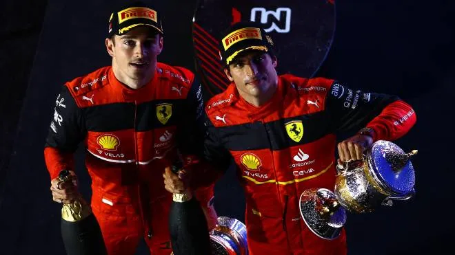 Charles Leclerc, 24 anni, festeggia con Carlos Sainz jr (27): la Ferrari dopo anni è finalmente leader del Mondiale sia nella classifica piloti che costruttori