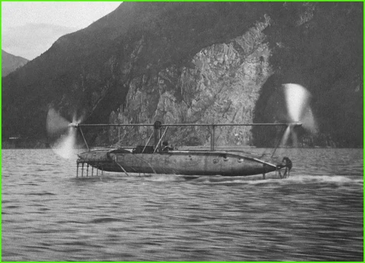 Un’immagine dell’idroplano realizzato da Enrico Forlanini: fu varato nel 1905, ma ebbe una nuova più potente versione. nel 1910
