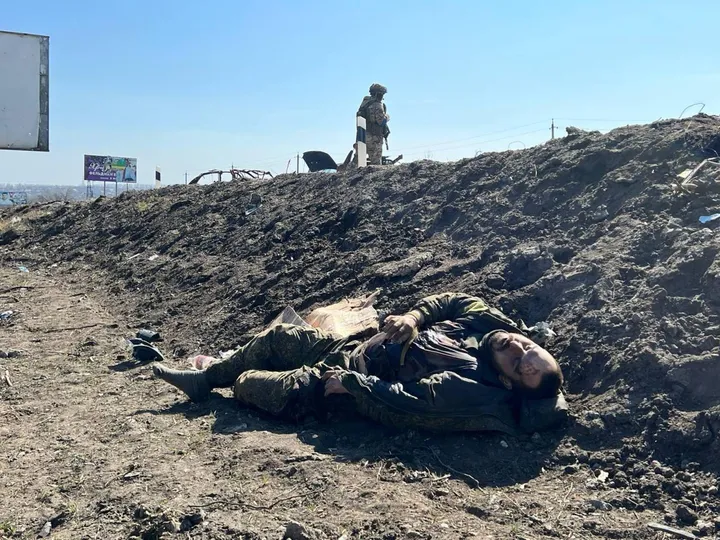 Il corpo di un militare russo sul fronte est di Kharkiv dopo la battaglia 
con gli ucraini (foto Salvatore Garzillo)
