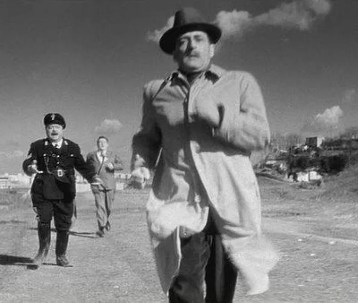 Aldo Fabrizi costretto a inseguire a piedi Totò in. ’Guardie e ladri’. Ma quello era un film (di Monicelli e Steno) e del 1951...