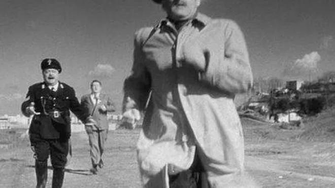 Aldo Fabrizi costretto a inseguire a piedi Totò in. ’Guardie e ladri’. Ma quello era un film (di Monicelli e Steno) e del 1951...