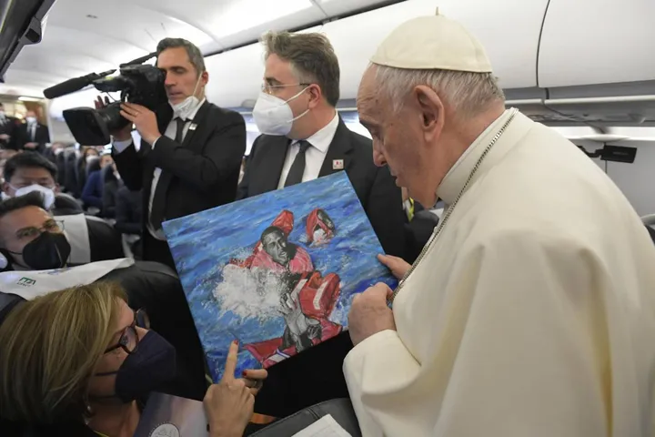 Papa Francesco, 85 anni, con una tavola che rappresenta un naufragio di migranti