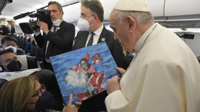 Papa Francesco, 85 anni, con una tavola che rappresenta un naufragio di migranti