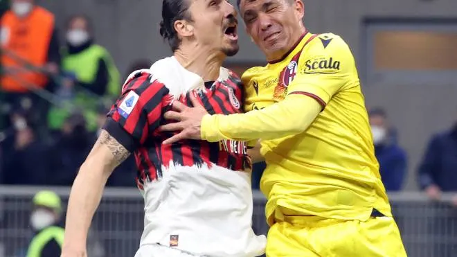 Un duro scontro fra Zlatan Ibrahimovic, 40 anni, e Gary Medel, 34 anni. Lo svedese si è rotto un sopracciglio, il cileno è stato costretto ad uscire
