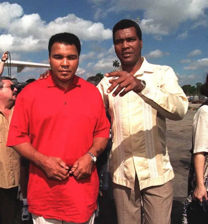 Teofilo Stevenson, a sinistra, e Cassius Clay-Mohammed Alì: il loro incontro sul ring è rimasto solo un sogno per le regole che oggi Cuba ha deciso di modificare